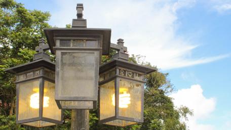 Vintage Streetlamp Beneath a Beautiful Sky wallpaper