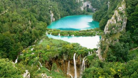 Serene Beauty of Plitvice Lakes National Park wallpaper