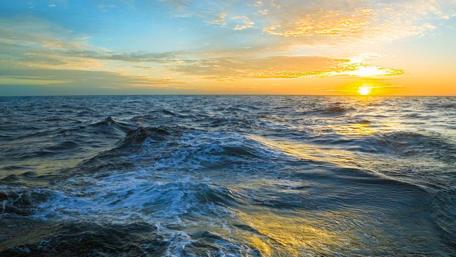 Sunset Serenity Over Ocean Waves wallpaper