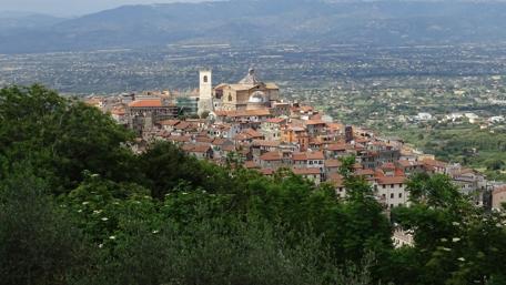 Charming Hillside Townscape in 4K Quality wallpaper