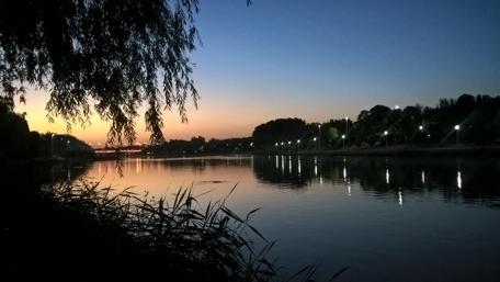Serene Isfahan River at Dusk in Stunning 4K View wallpaper