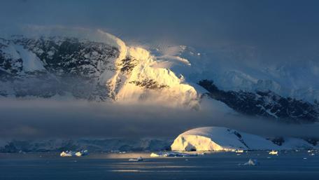 Foggy Antarctica wallpaper