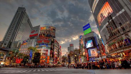 Vibrant Tokyo Intersection at Dusk wallpaper
