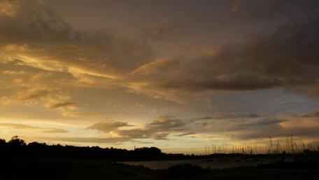 Golden Hues of Dusk Over the Horizon wallpaper