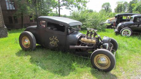 Vintage Classic Car in Lush Countryside Setting wallpaper