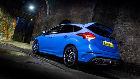 Dynamic Ford Focus Under Night Lights wallpaper