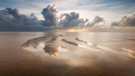 Tranquil Horizon Reflections in Nature's Splendor wallpaper