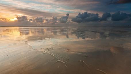 Serene Sunset Reflection Over Tranquil Waters wallpaper