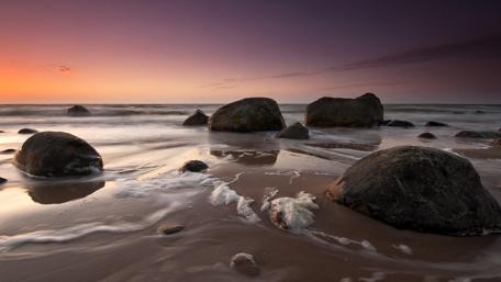 Tranquil Sunset Over Rocky Shoreline wallpaper