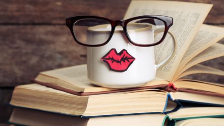 The Scholarly Smooch wallpaper