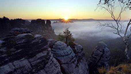 Majestic Sunrise Over Misty Mountains wallpaper