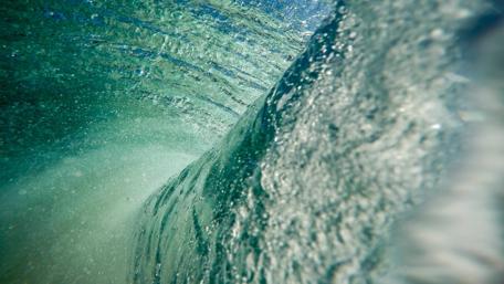Majestic Water Wave in 4K Detail wallpaper