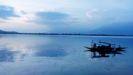 Serene Winter Reflection in Kashmir Waterway wallpaper