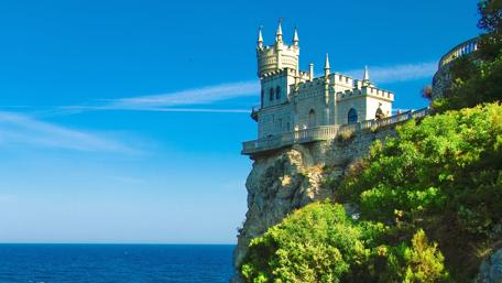 Swallow's Nest Castle Overlooking the Sea wallpaper