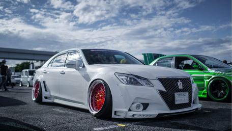 Sleek White Luxury Car in Motion wallpaper
