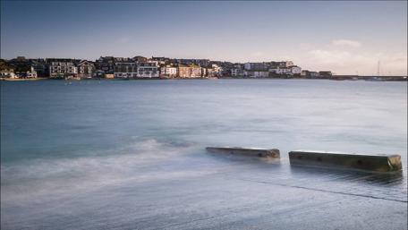 Tranquil Cityscape by the Shoreline wallpaper