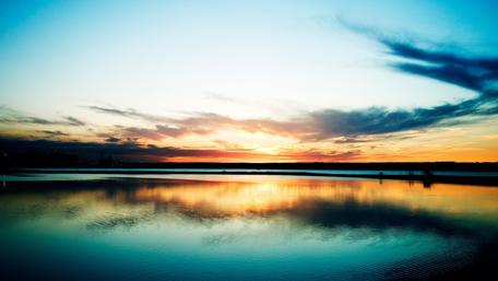 Serene Sunrise Over Reflective Lake wallpaper