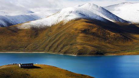 Serene Mountains and Tranquil Waters in Tibet wallpaper