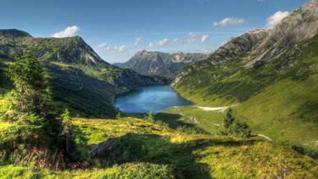 Breathtaking Alps Lakeside Serenity wallpaper