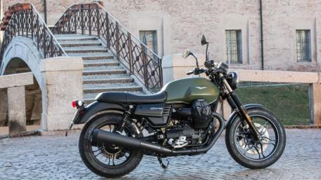 Classic Motorcycle Elegance in Urban Setting wallpaper
