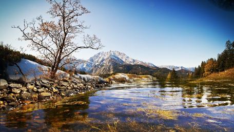 Serene Lakeside View with Majestic Mountains wallpaper