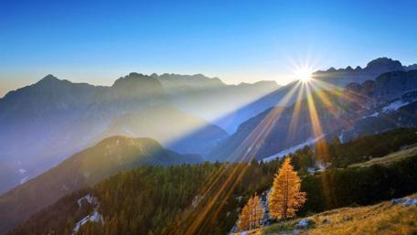 Stunning Sunrise Over Majestic Mountains wallpaper
