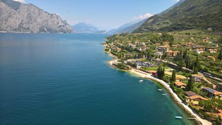 Serene Beauty of Lake Garda in Italy wallpaper