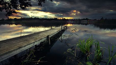 Tranquil Twilight at the Lakeside Pier wallpaper