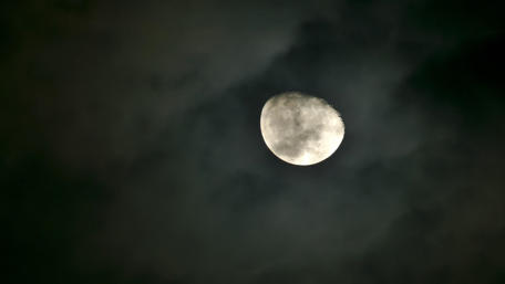 Moonlit Serenity in the Night Sky wallpaper