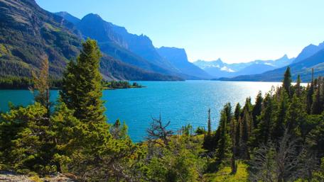 Serene Mountain Lake View Amidst Lush Greenery wallpaper