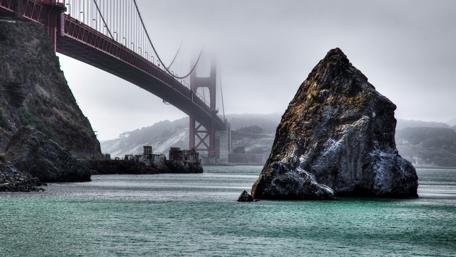 Golden Gate Serenity in Misty Shroud wallpaper