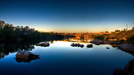 Serene Lakeside Bridge at Dusk wallpaper