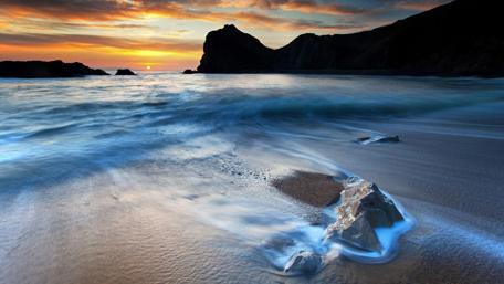 Sunset Serenity at the Shoreline wallpaper