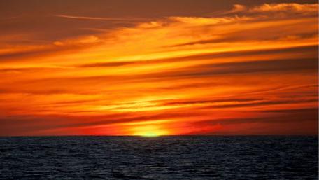 Vibrant Sunset Over Tranquil Waters wallpaper
