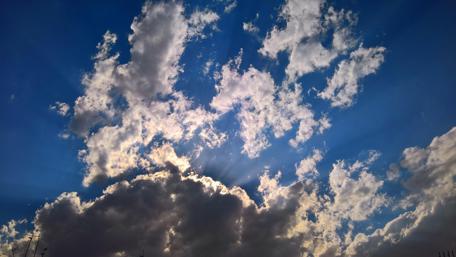 Majestic Sunrays Breaking Through Clouds wallpaper