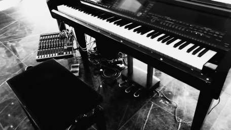 Monochrome Melody: Piano in Black and White wallpaper