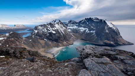 Majestic Mountain View Over Turquoise Bay wallpaper