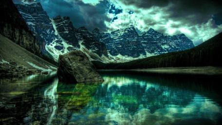 Moraine Lake's Tranquil Reflection in Banff National Park wallpaper