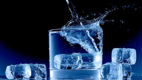 Refreshing Ice Water Splash wallpaper