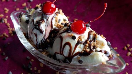 Delicious Ice Cream Sundae Delight wallpaper