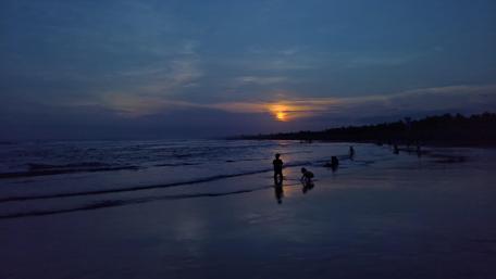 Tranquil Twilight at Pangandaran Beach wallpaper