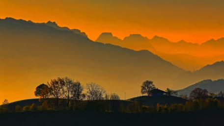 Sunset Serenity Among Majestic Peaks wallpaper