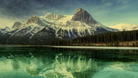 Majestic Mountain Reflection in Tranquil Waters wallpaper