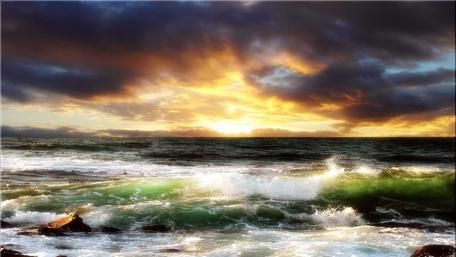 Majestic Sunrise Over Ocean Waves wallpaper