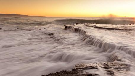 Serene Waves at Sunset wallpaper