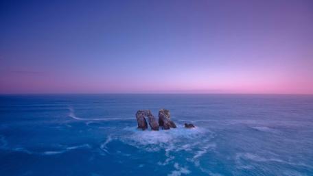Tranquil Evening Waterscape with Rocks wallpaper