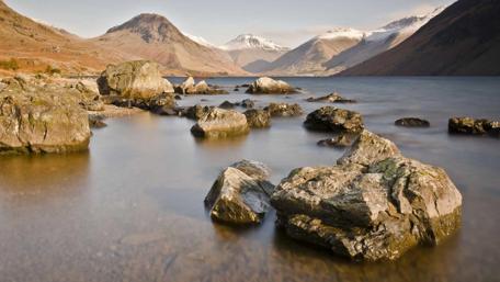 Serene Mountain Landscape with Tranquil Waters wallpaper