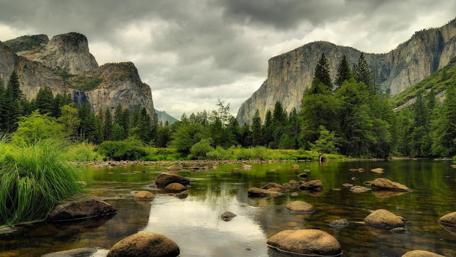 Serene View of Yosemite National Park wallpaper