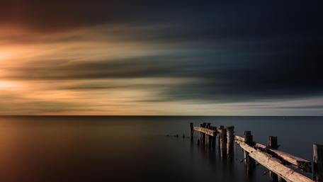 Sunset Serenity Over Calm Waterscape wallpaper