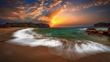 Sunset Serenity Over Coastal Waters wallpaper